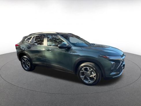 Used 2025 Chevrolet Trax LT image 2