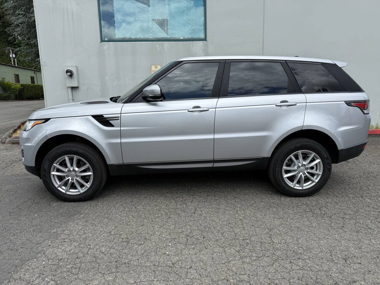 Used 2016 Land Rover Range Rover Sport SE AWD/4WD image 2