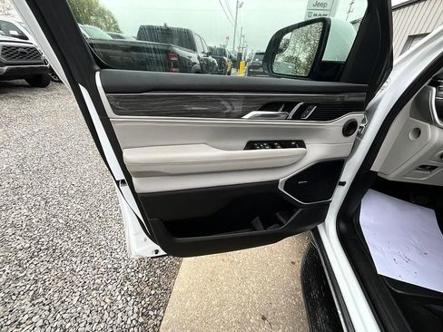 Used 2022 Jeep Wagoneer Series III AWD/4WD image 11
