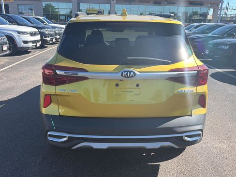 Used 2021 Kia Seltos SX w/ SX Sunroof Package AWD/4WD image 6
