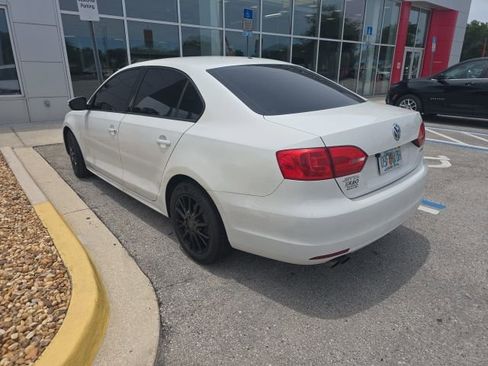 Used 2011 Volkswagen Jetta SE FWD image 3
