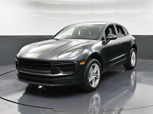 Certified 2025 Porsche Macan AWD/4WD image 1