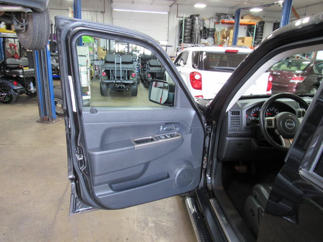 Used 2012 Jeep Liberty Limited Jet w/ Chrome Accents Group AWD/4WD image 13