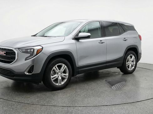 Used 2024 GMC Terrain SLE image 3