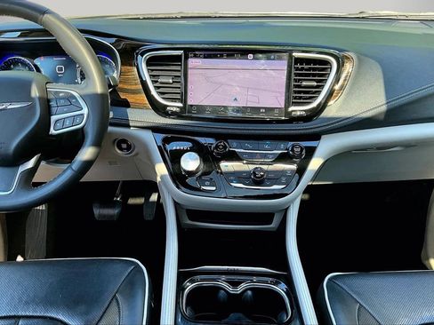 Certified 2023 Chrysler Pacifica Limited FWD image 12