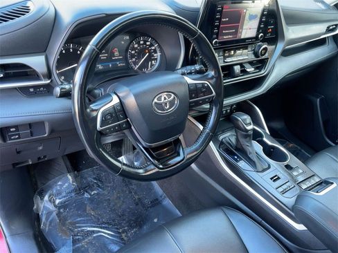 Used 2021 Toyota Highlander XLE image 11