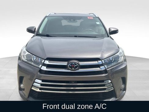 Used 2018 Toyota Highlander Limited Platinum FWD image 2