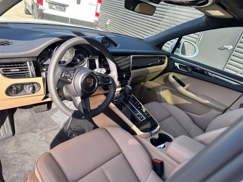 Used 2025 Porsche Macan image 4