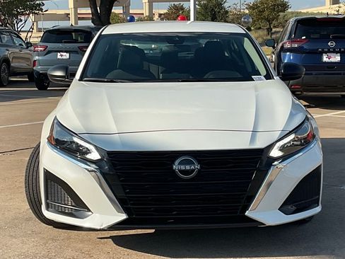 Used 2025 Nissan Altima 2.5 SV FWD image 2