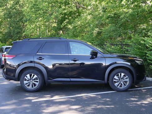 Used 2024 Nissan Pathfinder SV FWD image 9