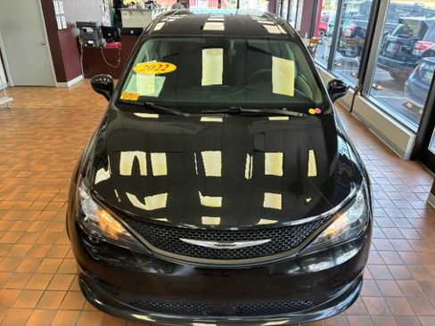 Used 2022 Chrysler Voyager LX FWD image 5