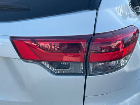 Certified 2019 Toyota Highlander LE AWD/4WD image 18