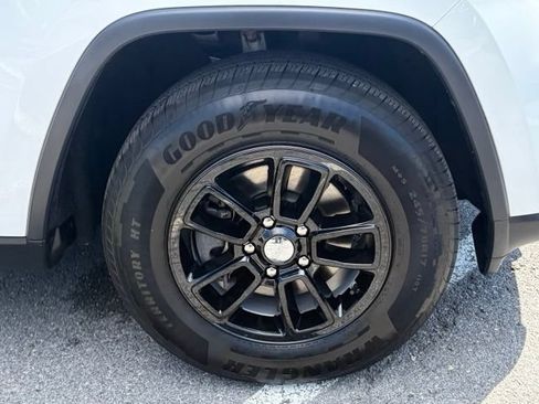 Used 2020 Jeep Grand Cherokee Laredo AWD/4WD image 11