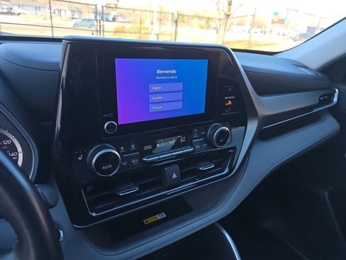 Used 2023 Toyota Highlander XLE image 26