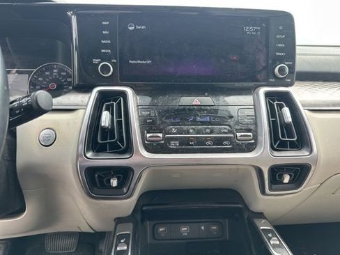 Used 2022 Kia Sorento EX w/ Panoramic Sunroof Package image 9