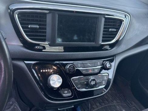 Used 2020 Chrysler Pacifica Touring w/ S Appearance Package image 7