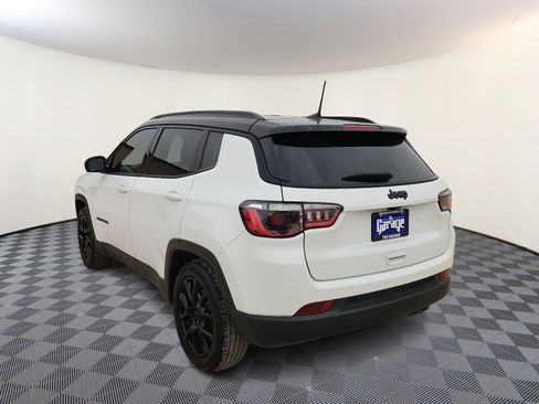 Used 2022 Jeep Compass Latitude image 3