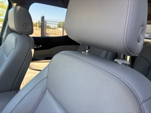 Used 2020 GMC Acadia SLT w/ Driver Alert Package II FWD image 9