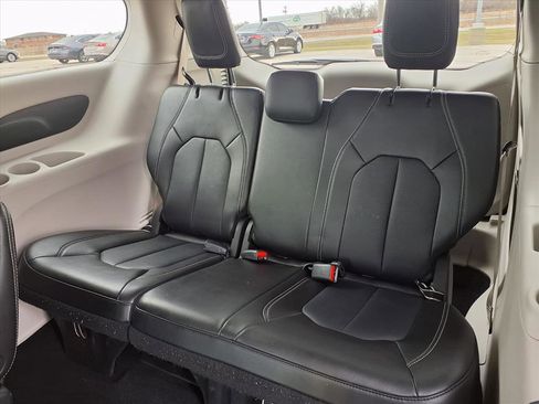 Used 2024 Chrysler Pacifica Touring-L image 28