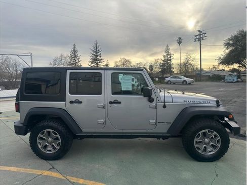 Used 2018 Jeep Wrangler Unlimited Rubicon w/ Connectivity Group image 7