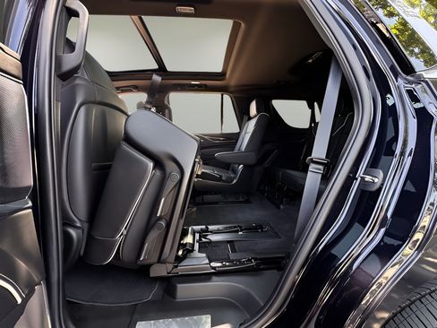 Used 2023 Cadillac Escalade Premium Luxury AWD/4WD image 20