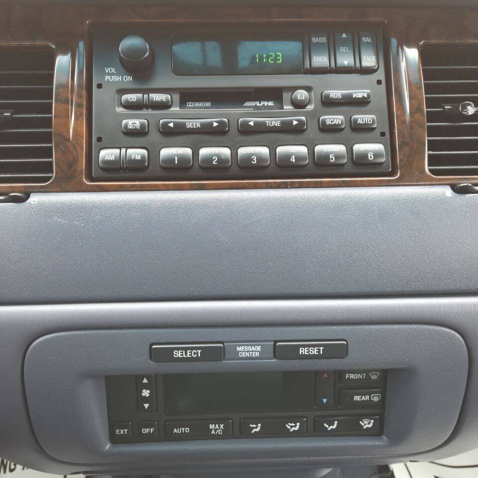 Used 2000 Lincoln Town Car Signature RWD image 25
