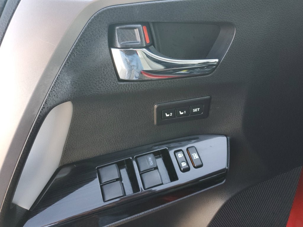 Used 2017 Toyota RAV4 Limited w/ Advanced Technology Package AWD/4WD image 18