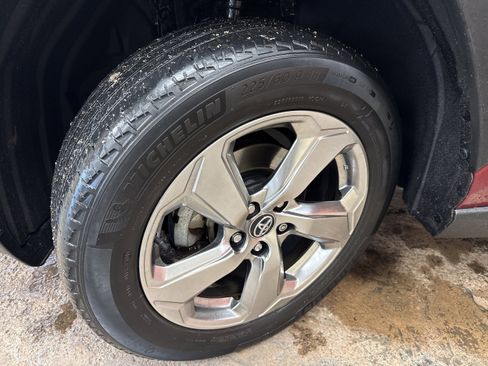 Used 2020 Toyota RAV4 Limited image 4