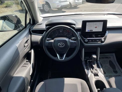 Used 2025 Toyota Corolla Cross LE FWD image 14