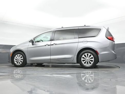 Used 2018 Chrysler Pacifica Touring-L w/ Advanced Safetytec Group FWD image 14