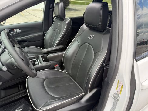 Used 2025 Chrysler Pacifica Limited FWD image 20