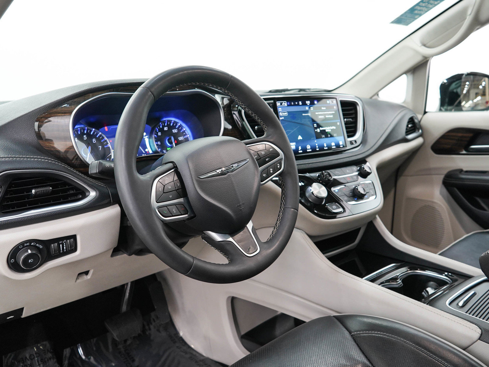 Used 2023 Chrysler Pacifica Limited FWD image 27