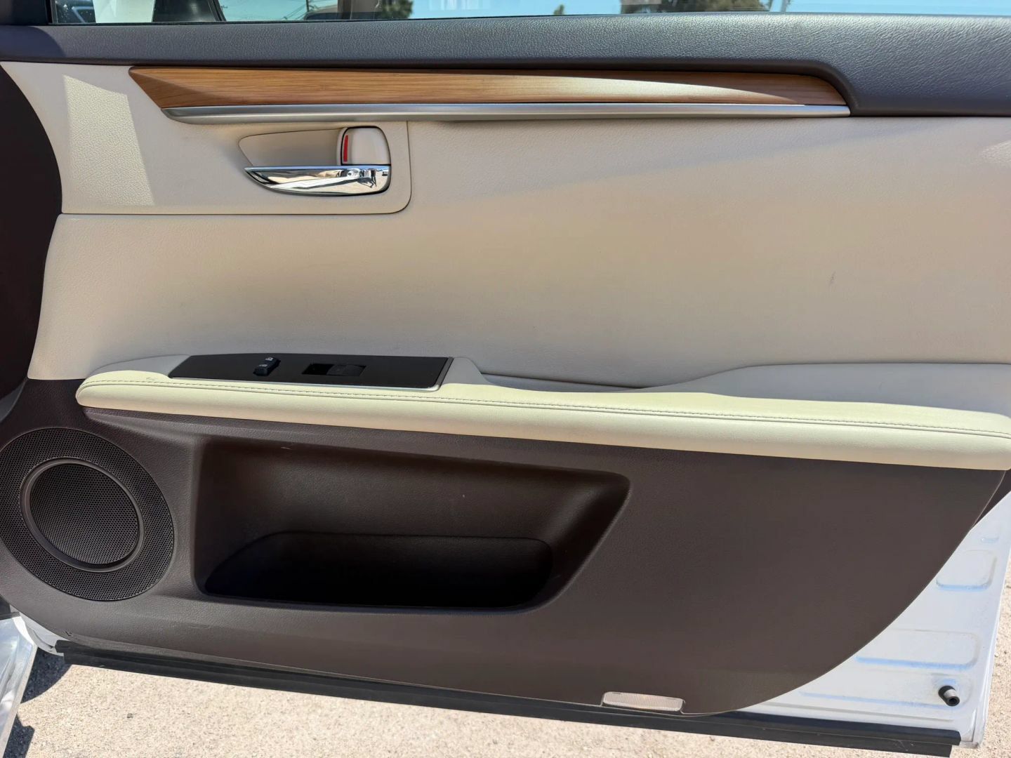 Used 2016 Lexus ES 300h w/ Luxury Package w/Wood Trim FWD image 16