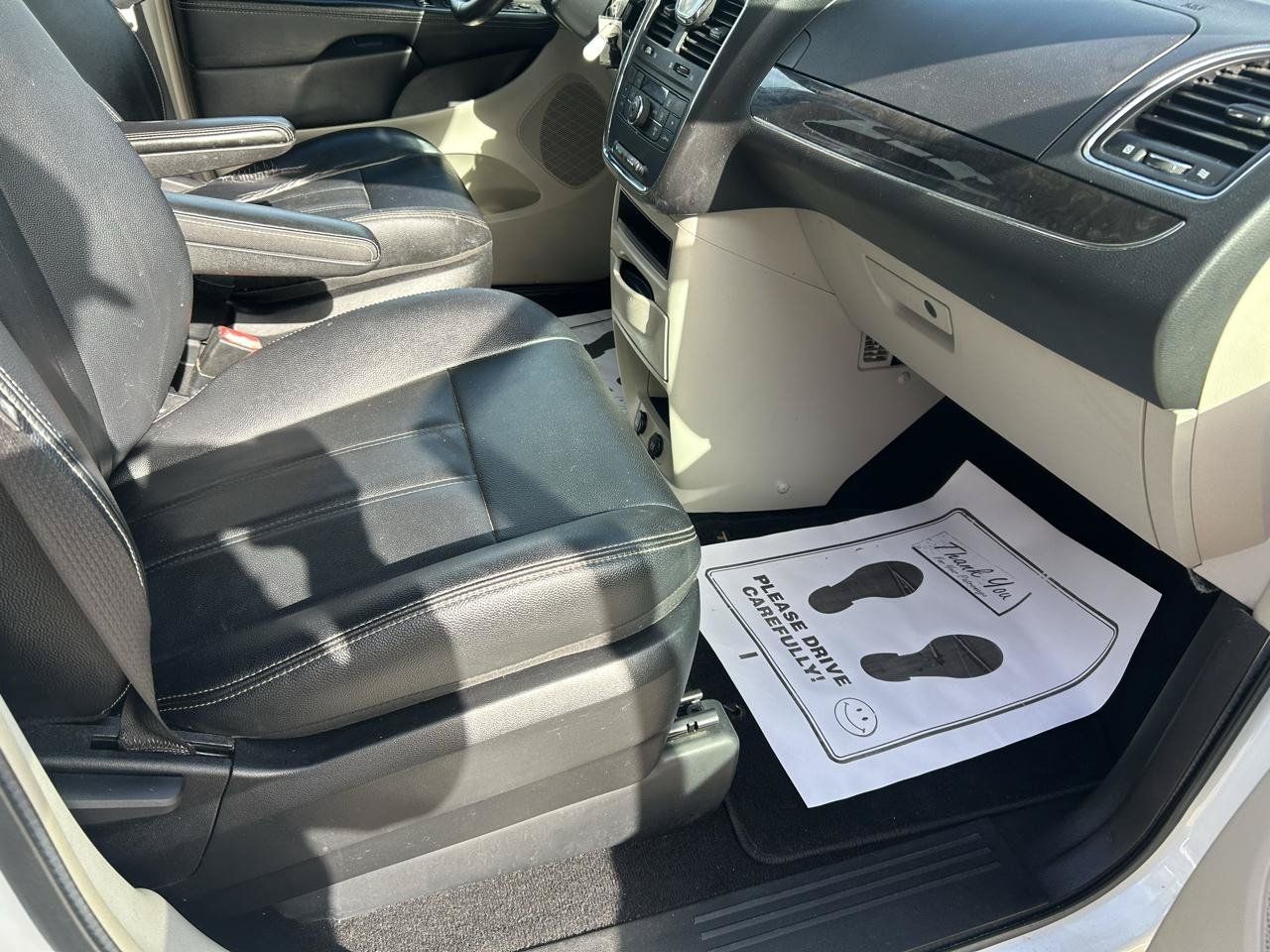 Used 2015 Chrysler Town & Country Touring FWD image 12