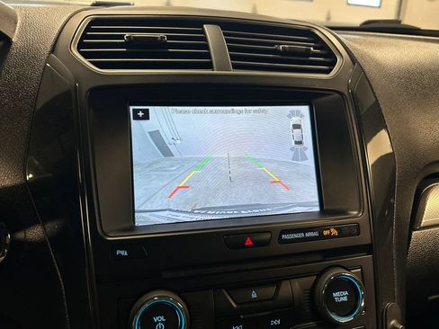 Used 2018 Ford Explorer XLT w/ Equipment Group 202A AWD/4WD image 23