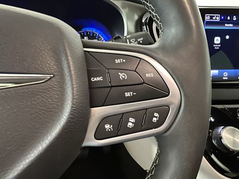 Used 2024 Chrysler Pacifica Touring-L FWD image 16