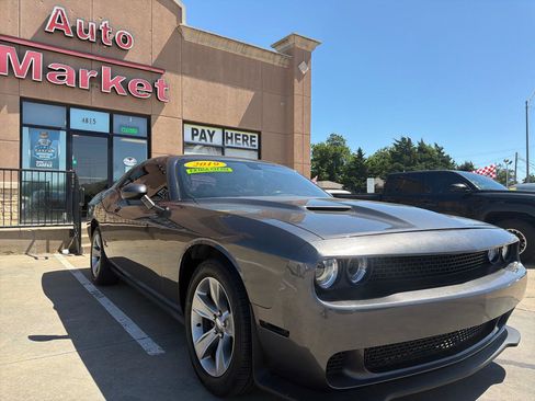 Used 2019 Dodge Challenger SXT RWD image 3