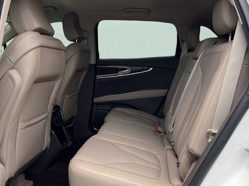 Used 2022 Lincoln Nautilus FWD w/ Premium Package image 10
