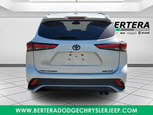 Used 2022 Toyota Highlander XSE image 5