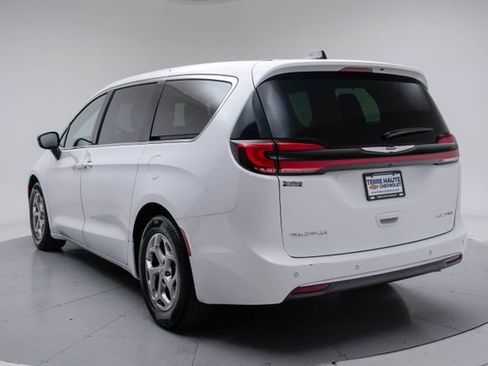 Used 2024 Chrysler Pacifica Limited FWD image 4