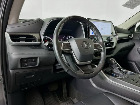 Used 2023 Toyota Highlander XLE AWD/4WD image 9