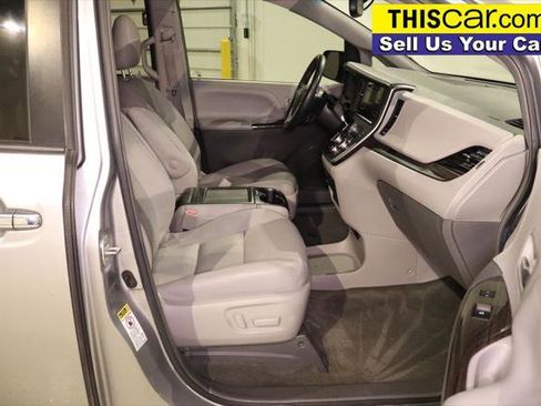 Used 2017 Toyota Sienna XLE Premium FWD image 30