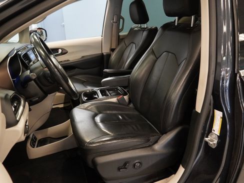 Used 2019 Chrysler Pacifica Touring-L image 3