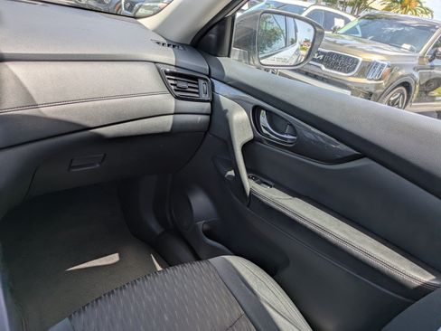 Used 2019 Nissan Rogue SV FWD image 14