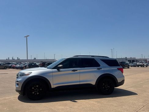 Used 2020 Ford Explorer XLT w/ Equipment Group 202A RWD image 13