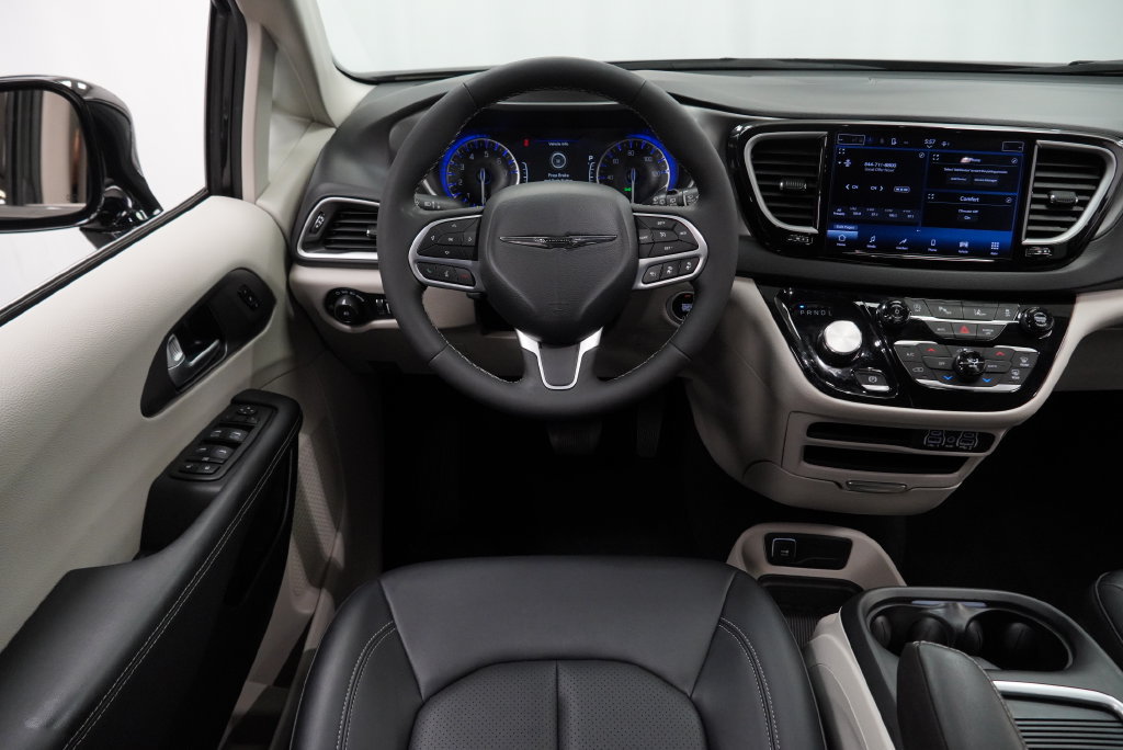 Certified 2024 Chrysler Pacifica Touring-L FWD image 24