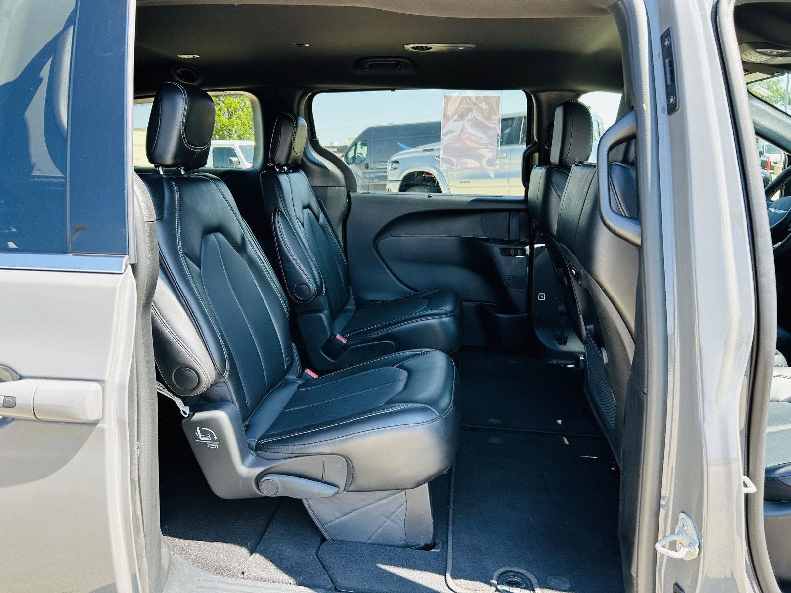 Used 2025 Chrysler Pacifica Select FWD image 30