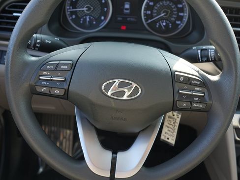 Used 2020 Hyundai Elantra SE FWD image 23