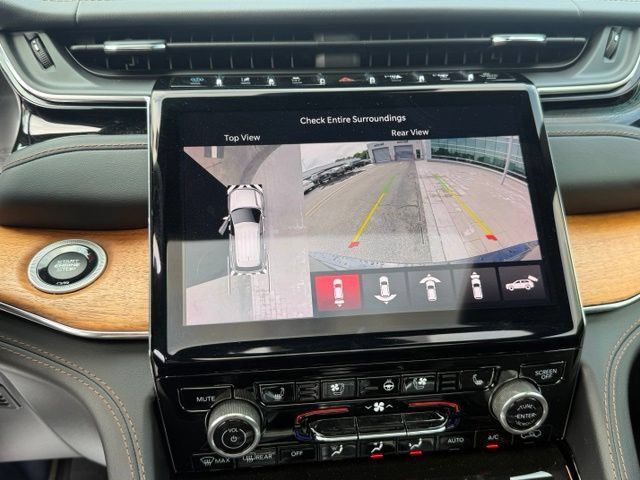 Used 2023 Jeep Grand Cherokee Summit AWD/4WD image 19