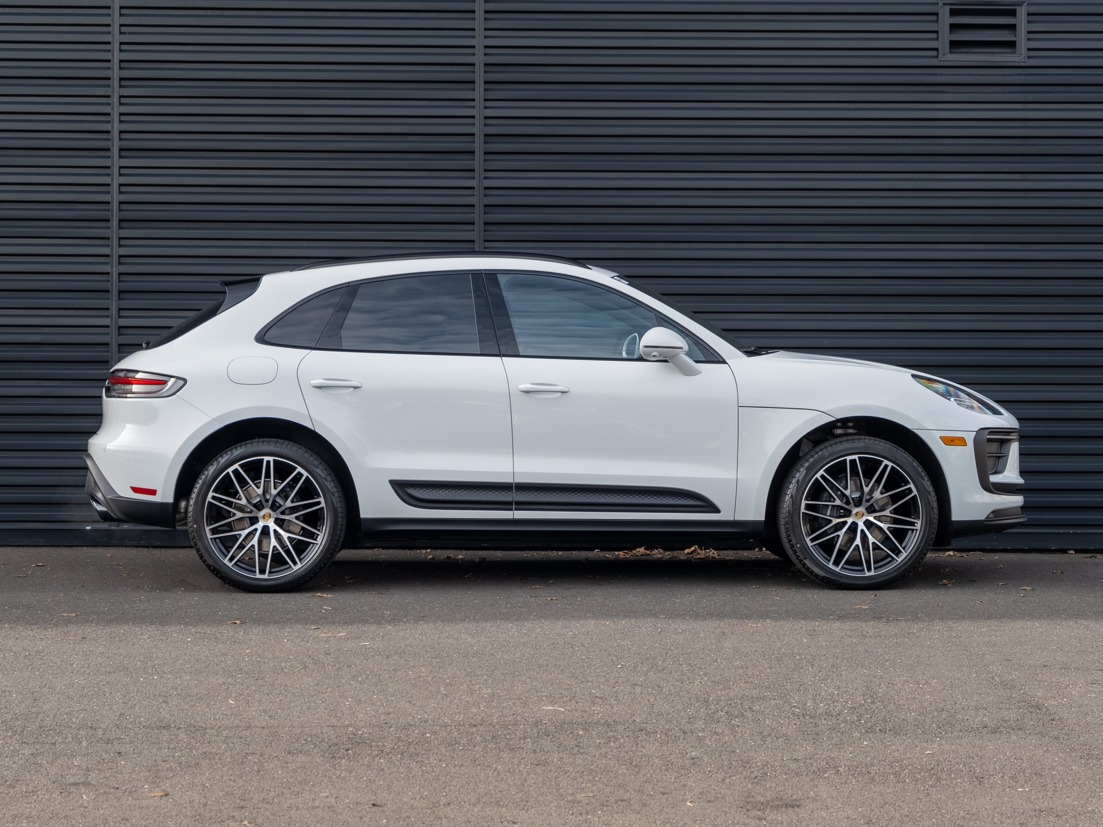 Certified 2026 Porsche Macan AWD/4WD image 9